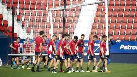 Los jugadores rojillos transportan una portería durante la sesión de entrenamiento a puerta cerrada este jueves en El Sadar