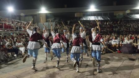 El Grupo de Danzas realiza uno de sus bailes ante una plaza de San Francisco Javier abarrotada de vecinos de Ribaforada