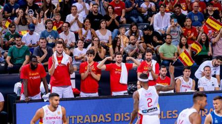 El banquillo de la selección española celebra una canasta. Los rojillos Javi Martínez y Nacho Vidal, arriba en la imagen