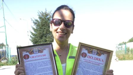 La profesora Leticia San Martín, con el diploma de reconocimiento