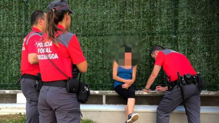 Agentes de la Policía Foral durante una de las detenciones por quebrantar la orden de alejamiento