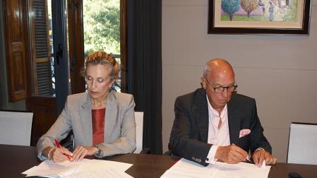 Izaskun Goñi y Javier Taberna durante la firma del convenio.