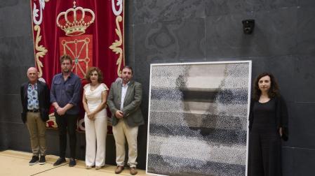 Miembros de la Mesa del Parlamento junto a la obra de Asun Goikoetxea