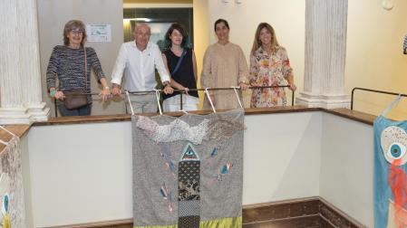 A: BLANCA ALDANONDO
F: 26/08/2022
P: DE IZDA. A DCHA.; BELEN ESPARZA ESTAUN (AUTORA DE LOS TAPICES), JESUS MARI RAMIREZ SANCHEZ (PATRONO FUNDACION), MERCHE BLASCO ESPARZA (ARTISTA), MERCHE AÑON MONTON (CONCEJALA DE CULTURA) Y NATALIA OLIVER GIMENO (GRUPO ENHOL)
L: TUDELA
T: PRESENTACION DE LA ACCION SONORA "TENTERE, NUBLO" DE LA ARTISTA MERCHE BLASCO DE PANORAMA 20 DE LA FUNDACION MARIA FORCADA
