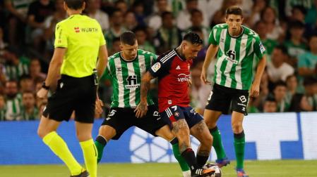 Guido Rodriguez y Chimy Ávila disputan un balón durante el partido Betis-Osasuna