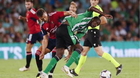 Lucas Torró intenta detener el avance de William Carvalho