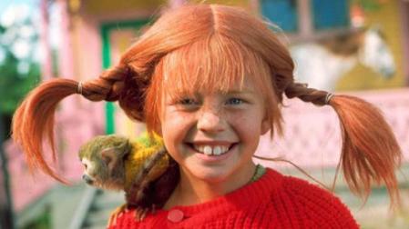 Me encantaba la serie de televisión ‘Pippi Calzaslargas’ (1969, aunque en España se emitió en 1974 y se repuso en los ochenta). La protagonista, Pippi Langstrump, era una niña sueca de 9 años, con una gran fuerza, que convivía con su caballo (Pequeño Tío) y su mono (Señor Nilsson). El personaje, fruto de la imaginación de la escritora Astrid Landgren (1941) vivía sola, era huérfana de madre y su padre, un marino-pirata, siempre estaba de viaje. Rebelde, contradicctoria, con esas trenzas rojas horizontales representaba lo prohibido e incorrecto.