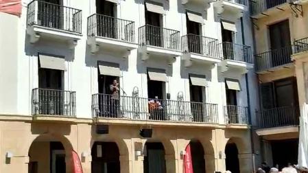 El cantaor Rafael Jiménez Falo, acompañado a la guitarra por Claudio Villanueva, ha actuado en el balcón del Hotel La Perla