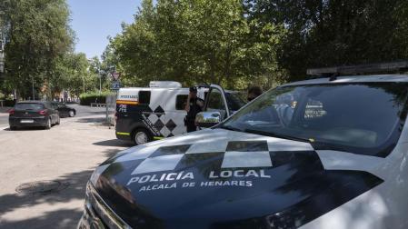 Coches de la Policía Local en el recinto ferial donde se inició la pelea en Alcalá de Henares