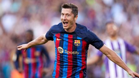 Robert Lewandowski celebra uno de sus dos goles contra el Valladolid