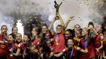 Las jugadoras de España celebran con el trofeo el título de campeona de la Copa Mundial Femenina Sub-20 tras vencer a Japón
