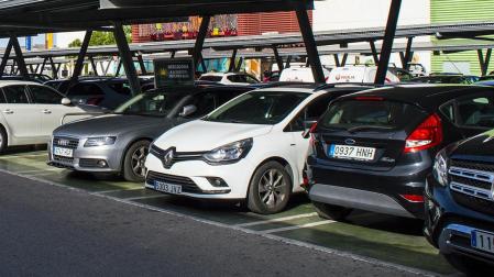 Coches en un aparcamiento público
