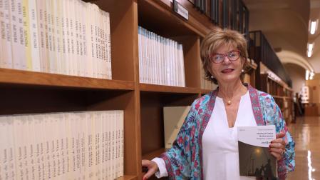 Carmen Jusué, este lunes, con su última publicación en las manos