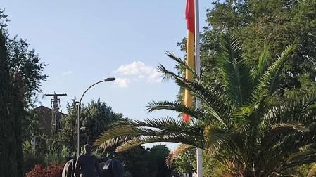 Bandera de España a media asta tras la muerte de un hombre por una cornada en los encierros de Alalpardo