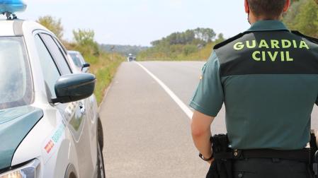 Un Guardia Civil junto a su vehículo en un control