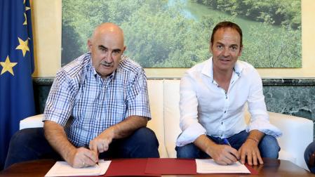 El alcalde de Oteiza, Rubén Martínez (dcha.), firma el convenio con el consejero José Mari Aierdi