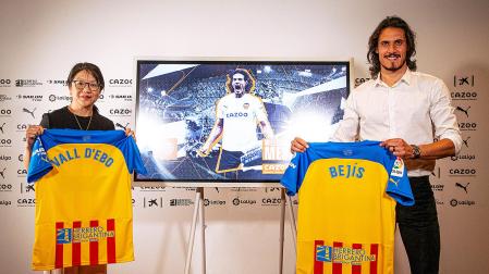 Cavani junto a la presidenta del Valencia, Layhoon Chan