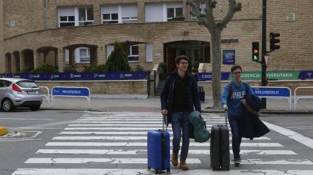 Dos universitarios salen de las instalaciones de la residencia de estudiantes Camplus, en la avenida Galicia de Pamplona