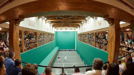 Panorámica desde la balconada del trinquete del Club de Tenis durante la disputa de las semifinales del Torneo del Jamón
