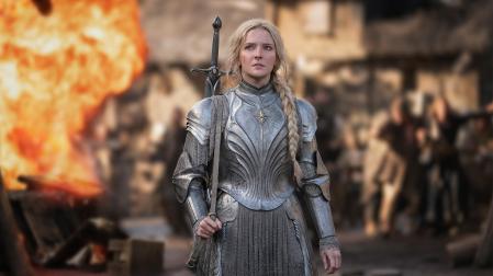 La actriz Morfydd Clark, en el papel de Galadriel, en la serie de televisión 'Los Anillos de Poder', saga de televisión de Amazon inspirada en 'El Señor de los Anillos'