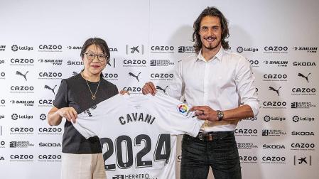 El delantero del Valencia Edinson Cavani junto a la presidenta del club, Layhoon Chan