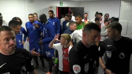 César Azpilicueta saludando a un joven aficionado del Southampton