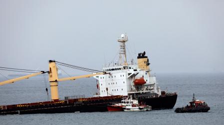 El buque granelero 0S 35, que colisionó con el buque gasero Adam LNG en la Bahía de Algeciras, ha sido guiado hasta la cara este del Peñón, donde ha sido varado intencionadamente