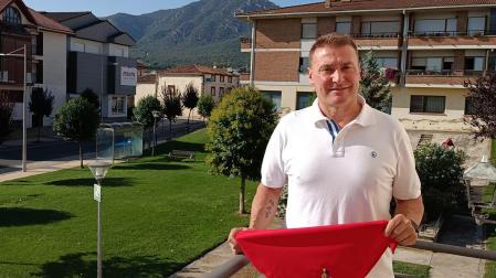 Leo Camaces, alcalde de Ayegui, en el balcón desde el que hoy se lanzará el cohete que abrirá las fiestas