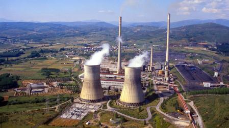 Imagen de 1999 de la central térmica Compostilla II, en Cubillos del Sil (León), hoy en desmantelamiento
