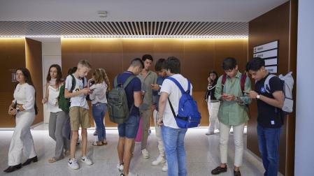 Alumnos de la Universidad de Navarra durante el primer día de curso