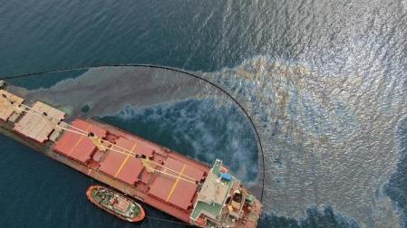 El buque OS35, rodeado de una mancha de fueloil