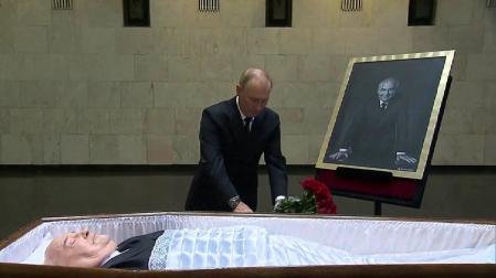 Vladimir Putin deposita un ramo de flores junto al féretro de Mijail Gorbachov