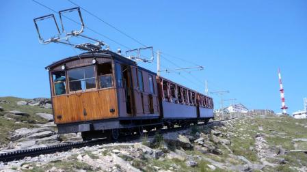 El tren cremallera de La Rhune parte desde Sara, en Francia, y culmina en la cima, que limita con Bera.