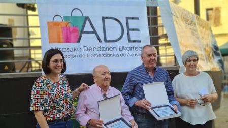 Con las placas en la mano, los homenajeados Juan Alonso Asensio y Eduardo Álvaro.