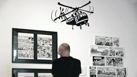 Un visitante ayer de la exposición Secuestro en las Bardenas, de Ernesto y Javier Murillo.