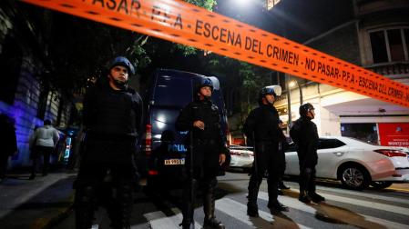 Policías fuera de la residencia de Cristina Fernandez de Kirchner