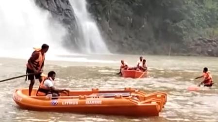 Rescate de una familia en una cascada de la India