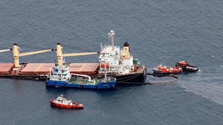 El dispositivo desplegado en torno al granelero 'OS 35', durante los trabajos de bombeo para extraer el combustible del barco accidentado