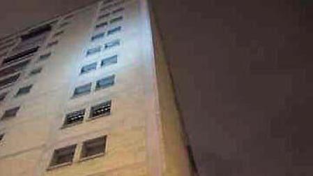 Policía Municipal investiga los daños causados en ropa de tres personas a las que les ha caído lejía desde una ventana