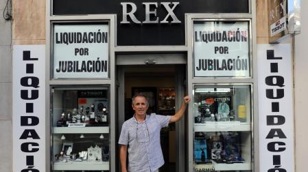 Patxi Ruiz, en el escaparate de la relojería Rex, en la calle Paulino Caballero