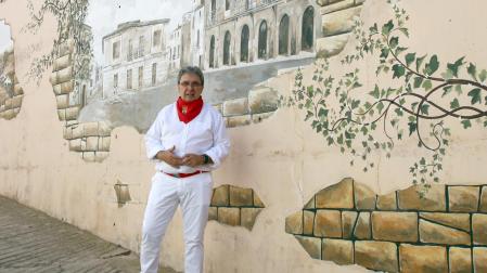 José Ignacio Pardo posa delante del mural de Rachid Aakil ilustrando el antiguo ayuntamiento.