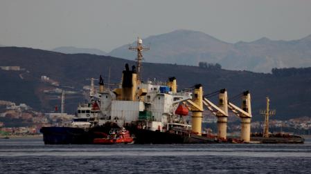 Equipo de salvamento marítimo trabajan planificando el camino a seguir para extraer el combustible del buque granelero OS35 que permanece semihundido junto al Estrecho de Gibraltar, después de colisionar el pasado lunes con otro barco, a 02 de septiembre de 2022, en Algeciras (Cádiz, Andalucía, España). El alcalde de La Línea de la Concepción (Cádiz), Juan Franco, ha señalado que el vertido ocasionado por el buque OS35 ya ha llegado a la playa del municipio, concretamente a la de Poniente, que se encuentra en la zona de la Bahía de Algeciras, según ha explicado en una entrevista a TVE recogida por Europa Press.