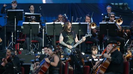 Andreas Kisser, guitarrista de la banda Sepultura, junto a la Orquestra Sinfónica Brasileña durante el Rock In Rio Brasil 2022