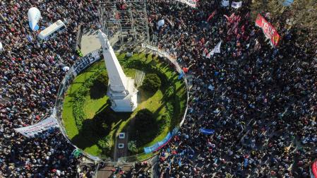 Miles de personas que se manifiestan en la Plaza de Mayo en Buenos Aires en apoyo a la vicepresidenta argentina Cristina Fernández de Kirchner tras el atentado en su contra