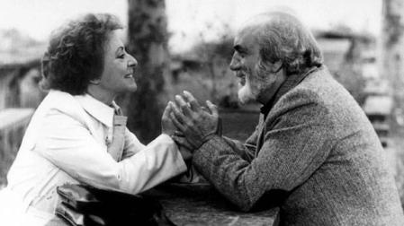 Antonio Miguel Albajara (Antonio Ferrandis, el eterno ‘Chanquete’ de ‘Verano azul’) coge las manos de Elena (Encarna Paso), su novia de juventud, en la película ‘Volver a empezar’. La cinta, dirigida por José Luis Garci y que recibió el Óscar a la mejor película extranjera en 1982, cuenta la historia de un exiliado, profesor universitario en Estados Unidos, que regresa a Gijón con la restauración de la democracia. La película es una homenaje a la juventud interrumpida por la Guerra Civil y lanza el mensaje de que “solo se envejece cuando no se ama”
