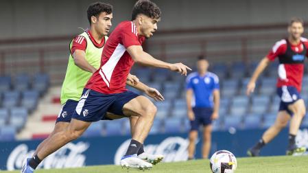 Ez Abde trata de marcharse de Manu Sánchez durante el entrenamiento rojillo de este sábado en Tajonar