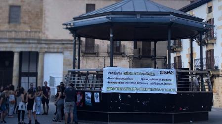 Jóvenes en la plaza de Alsasua antes del inicio del Ospa Eguna 2022