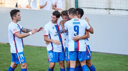 El central Aimar Collante (3º izda) recibe la felicitación de Soroa, Yoldi, Dios y Etxeberria tras materializar el penalti que supuso el 1-0