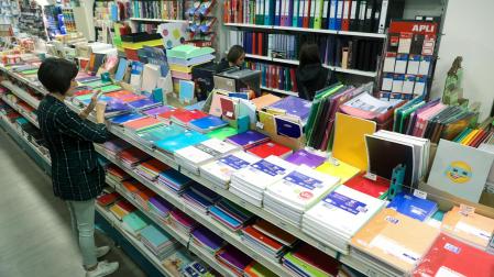 Los precios no dejan de subir y esta vuelta al cole es la más cara de los últimos años, pero las ventas se mantienen en librerías y papelerías, pues los padres no pueden dejar de comprar lo obligatorio
