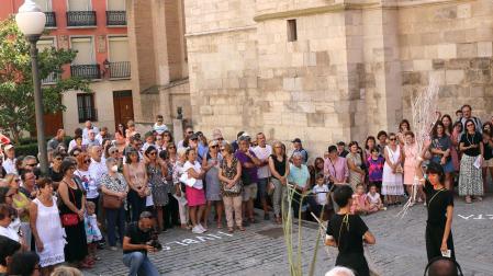 Performance 'Tentere nublo' por las calles de Tudela